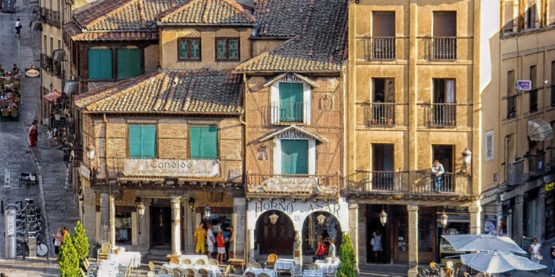Mesón de Cándido restaurant beside the aqueduct where the arches fill the windows completely